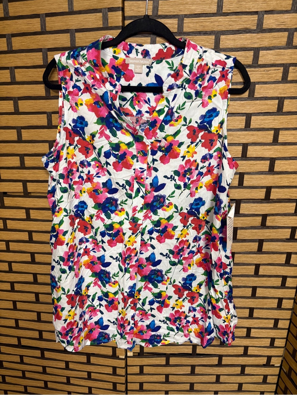 Woman within white floral tank top size 14/16